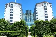 Dès l’extérieur, le Hilton Roissy affiche une silhouette moderne et imposante, à l’image de son positionnement international. Situé à quelques pas de l’aéroport, il offre une accessibilité optimale dans un cadre professionnel et rassurant. | © Hilton Roissy Charles de Gaulle